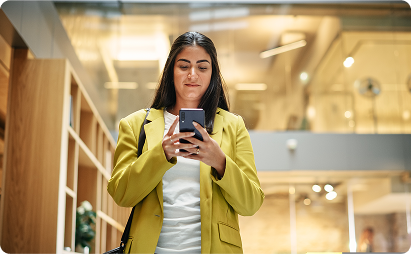 Mulher usando celular para receber alertas de renovação de contratos