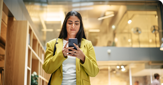 Profissional usando portal de autoatendimento no celular