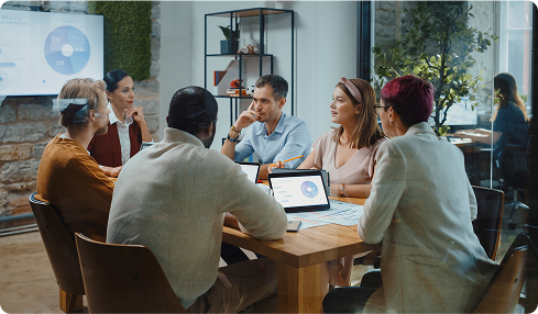 Equipe trabalhando colaborativamente em ambiente corporativo