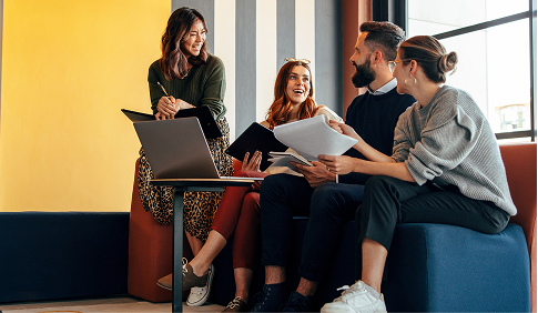 Equipe trabalhando colaborativamente em ambiente corporativo