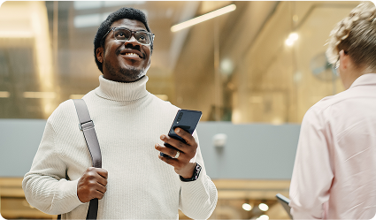 Profissional usando smartphone em ambiente corporativo