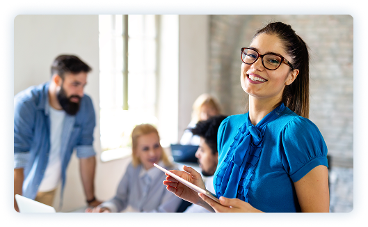 Equipe trabalhando colaborativamente em ambiente corporativo