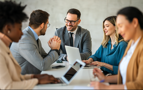 Equipe trabalhando colaborativamente em ambiente corporativo